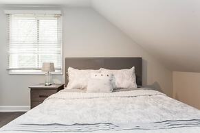 Unique Wrigleyville Gem