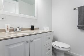 Chestnut Charm - Modern 1 BDR in Downtown