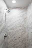 Chestnut Charm - Modern 1 BDR in Downtown