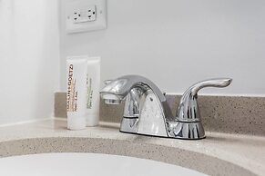 Chestnut Charm - Modern 1 BDR in Downtown