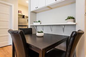 Cozy Depaul 2 Bedroom near Train, University, & Cubs