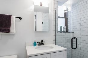 Cozy Depaul 2 Bedroom near Train, University, & Cubs