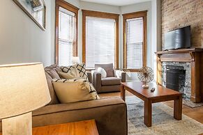 Cozy Depaul 2 Bedroom near Train, University, & Cubs