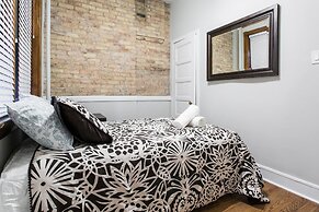 Cozy Depaul 2 Bedroom near Train, University, & Cubs