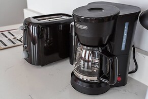 Bright & Modern 1 BDR in Downtown