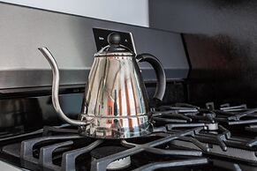 Bright & Modern 1 BDR in Downtown