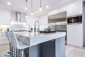 Spacious & Private 3 BDR Luxury Condo in Downtown
