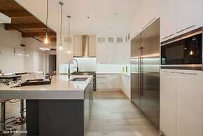 Spacious & Private 3 BDR Luxury Condo in Downtown