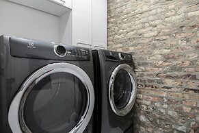 Spacious & Private 3 BDR Luxury Condo in Downtown