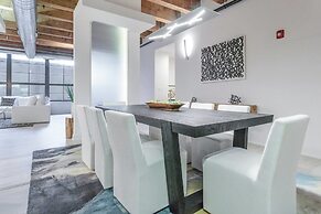 Spacious & Private 3 BDR Luxury Condo in Downtown
