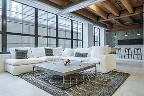 Spacious & Private 3 BDR Luxury Condo in Downtown