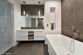 Spacious & Private 3 BDR Luxury Condo in Downtown