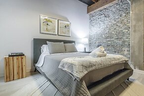 Spacious & Private 3 BDR Luxury Condo in Downtown