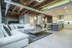 Spacious & Private 3 BDR Luxury Condo in Downtown