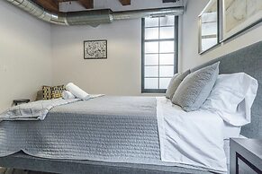 Spacious & Private 3 BDR Luxury Condo in Downtown