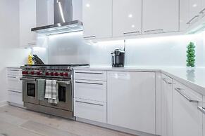 Spacious & Private 3 BDR Luxury Condo in Downtown
