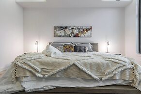 Spacious & Private 3 BDR Luxury Condo in Downtown
