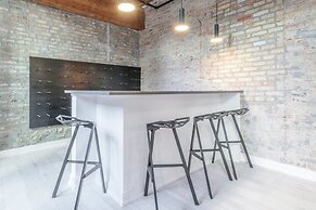 Spacious & Private 3 BDR Luxury Condo in Downtown