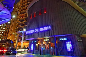 Spacious & Private 3 BDR Luxury Condo in Downtown