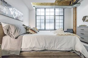 Spacious & Private 3 BDR Luxury Condo in Downtown