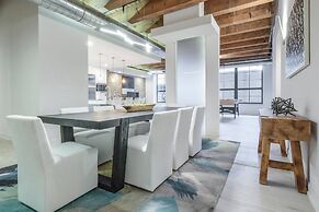 Spacious & Private 3 BDR Luxury Condo in Downtown