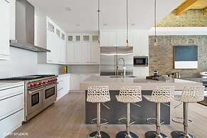 Spacious & Private 3 BDR Luxury Condo in Downtown