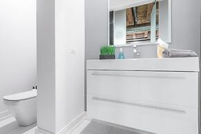 Spacious & Private 3 BDR Luxury Condo in Downtown