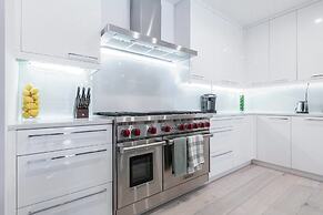 Spacious & Private 3 BDR Luxury Condo in Downtown