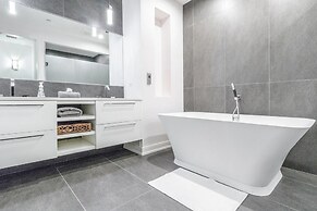 Spacious & Private 3 BDR Luxury Condo in Downtown