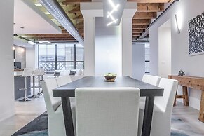 Spacious & Private 3 BDR Luxury Condo in Downtown