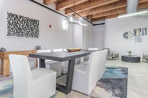 Spacious & Private 3 BDR Luxury Condo in Downtown