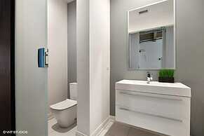 Spacious & Private 3 BDR Luxury Condo in Downtown