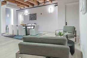 Spacious & Private 3 BDR Luxury Condo in Downtown