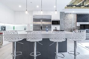 Spacious & Private 3 BDR Luxury Condo in Downtown