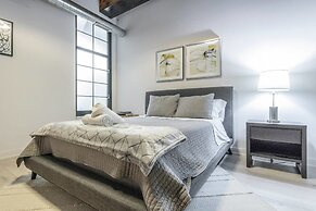 Spacious & Private 3 BDR Luxury Condo in Downtown