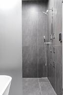 Spacious & Private 3 BDR Luxury Condo in Downtown