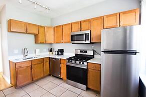 Classic Lincoln Park Charmer - 3bdr Steps to Train