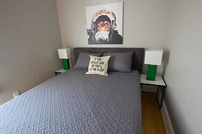 Classic Lincoln Park Charmer - 3bdr Steps to Train