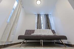 Simple in Palmer Square - Walk to Park and Train