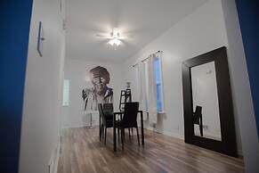 Simple in Palmer Square - Walk to Park and Train