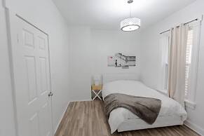 Simple in Palmer Square - Walk to Park and Train