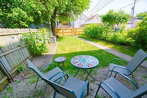 Simple in Palmer Square - Walk to Park and Train