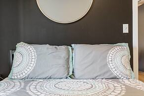 Black Walnut - Modern 1 BDR in Downtown