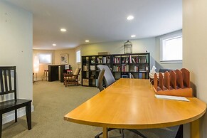 Spacious Split-level Apartment - Great for Groups