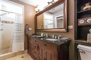 Spacious Split-level Apartment - Great for Groups