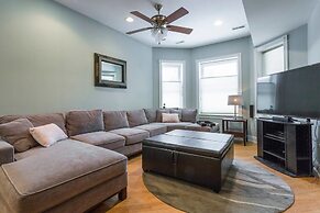 Spacious Split-level Apartment - Great for Groups