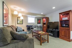 Spacious Split-level Apartment - Great for Groups