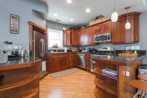 Spacious Split-level Apartment - Great for Groups