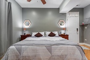 Spacious Split-level Apartment - Great for Groups