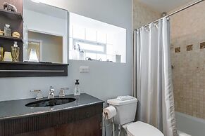 Spacious Split-level Apartment - Great for Groups